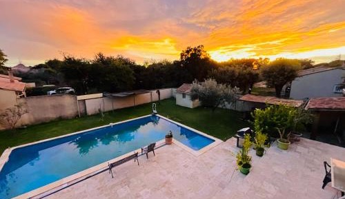 Apartment with Pool View 