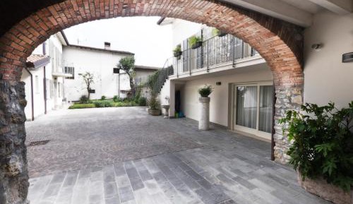 Deluxe Three-Bedroom Apartment