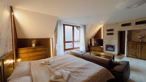 Apartment with Mountain View