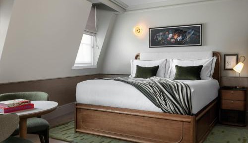 Montagu King Suite with Sofa Bed 