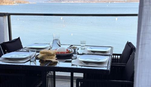 Apartment with Lake View