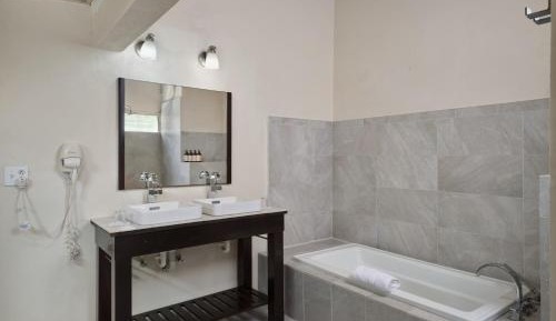 Royal Palm Beach Room (2 Doubles)