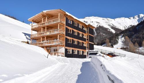 Apartment with Mountain View