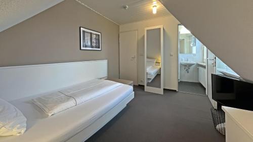Small Single Room
