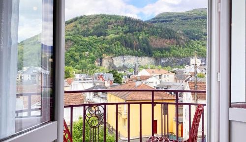 Three-Bedroom Apartment with Mountain View