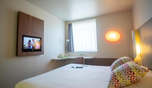 Standard Queen Room with Three Single Beds