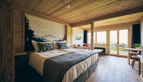 Deluxe Double Room with Balcony and Mountain View