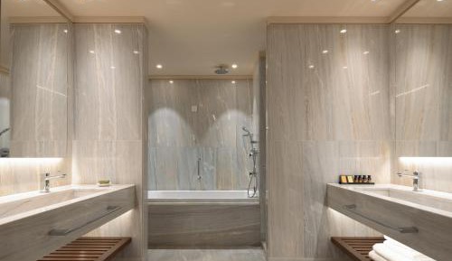 Executive Suite with Golf Course and Mountain View