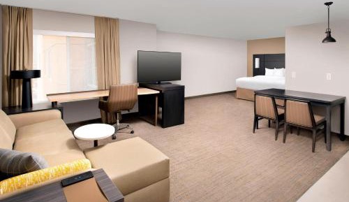 King Studio with Sofa Bed and Adapted Tub - Mobility Accessible