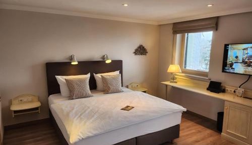 Romantikzimmer mit Seeblick und Balkon