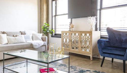 Deluxe One-Bedroom Apartment