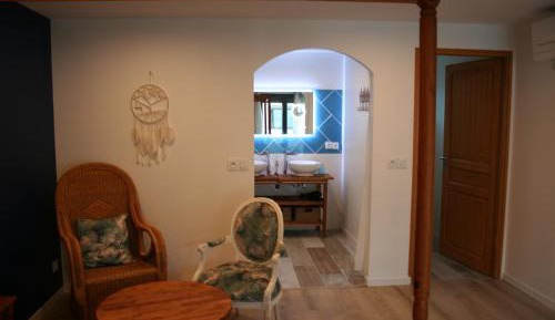 Deluxe Room (2 Adults + 1 Child)