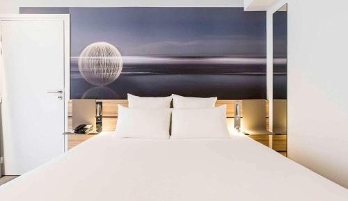 Superior Room with 1 Queensize Bed and Sofa Bed