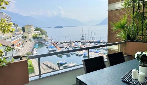 Apartment with Lake View