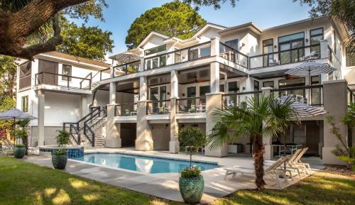 Eight-Bedroom Holiday Home