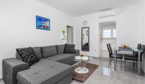 One-Bedroom Holiday Home