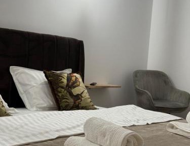 Deluxe Two-Bedroom Apartment with Garden View