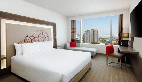 Premier King Room with City View - High Floor