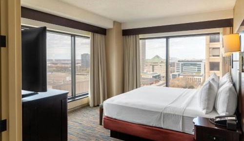 Corner King Suite with Sofa Bed and River View