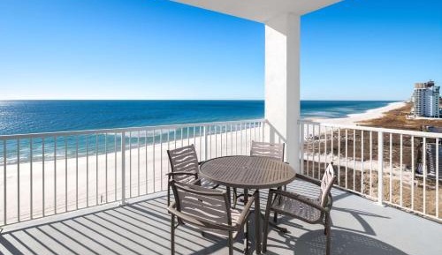 Corner King Suite with Two Bunk Beds and One Sofa Bed - Bath Tub/Beach Front/Mobility Accessible