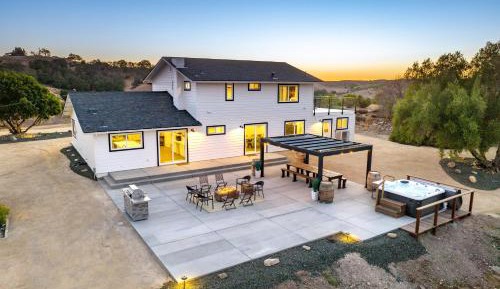 Four-Bedroom Holiday Home