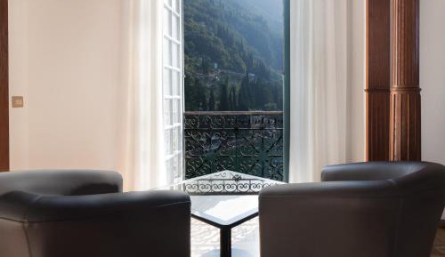 Suite with Lake View