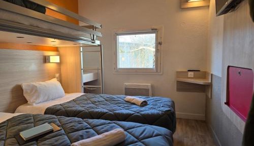 3 Single Beds With Shared Bathroom And Toilet