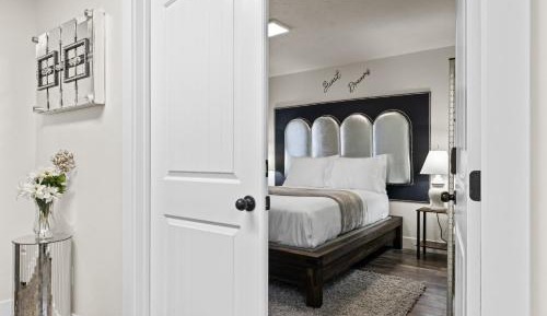 Queen Room with Shared Bathroom