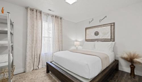 Queen Room with Shared Bathroom