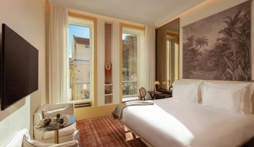 Capelo Guest room with 1 King, Courtyard view