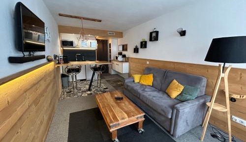 Apartment with Mountain View