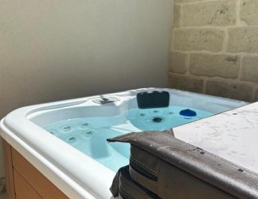 Studio with Spa Bath