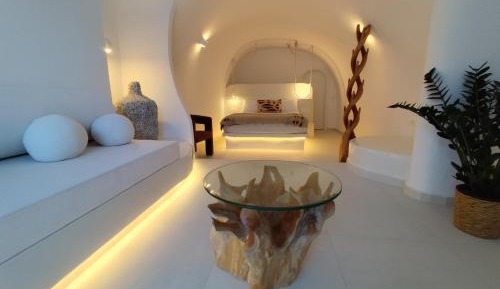 Deluxe cave suite with private jacuzzi