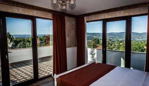 King Suite with Lake View