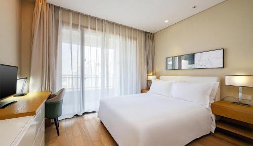 One-Bedroom Suite with Balcony