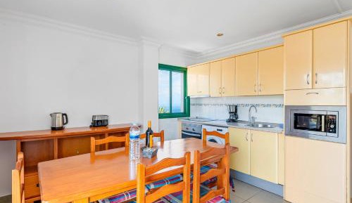 Family Teide Two-Bedroom Apartment with Teide View and Sunny Balcony