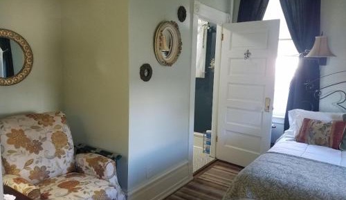 Standard Queen Room
