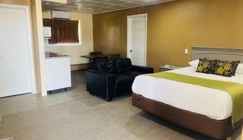 Queen Studio -Smoking