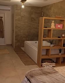 King Room with Spa Bath