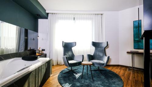 Suite with Hot Tub