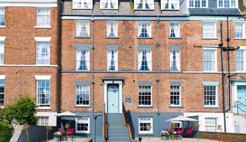 One-Bedroom Apartment with Sea View