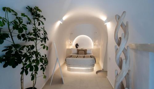 Standard cave suite with private jacuzzi