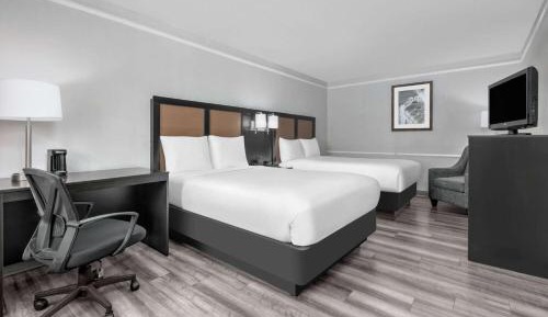 Double Room with Two Double Beds and Tub with Grab Bars - Mobility/Hearing Accessible/Non-Smoking