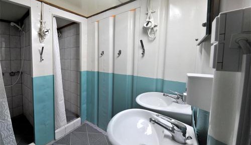 Shipotel Western - Triple Cabin with Shared Bathroom