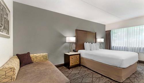 Queen Room with Pool View - Non-smoking