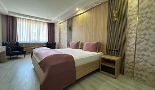 Queen Suite with Spa Bath