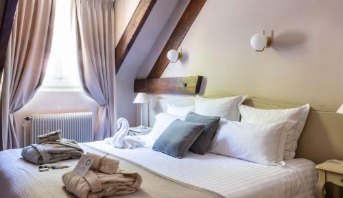 Privilege Room with King Bed and City View - Non-Smoking