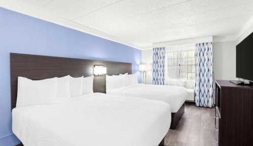 Queen Room with Two Queen Beds and Bathtub - Disability Access