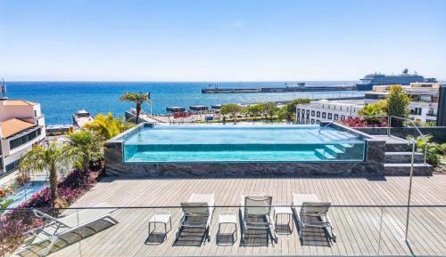 Deluxe One-Bedroom Apartment