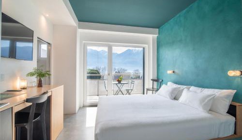 Studio with Lake View and Balcony